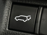 【パワーバックドア】スマートキーや運転席のボタンを押すだけでリアゲートが自動で開閉します!荷物を持っている時や、高い位置にあるバックドアを閉める際に便利な機能です♪