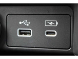 USBジャックも搭載。車内で音楽再生だけではなくスマートフォン等の機器へ充電可能です♪