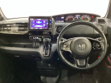 車内は光触媒抗菌消臭施工済です。スタイリッシュなデザインでスポーティなインパネ周りを演出します。グローブボックスやカップホルダーのほかにトレーなどたくさんの収納スペースが付いています。