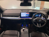 BMWの運転席はドライバーオリエンテッドという構造を採用。ドライバー目線の操作がしやすい設計になっており、ドライブ中にも目線の移動が少なく運転中にも簡単に操作ができます。