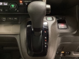 CVT車のセレクトレバーです。低速から高速まで、変速ショックのないスムーズな走りと、エンジン効率のよい領域を維持して燃費にも貢献します。サイドブレーキはスイッチ操作の電子制御パーキングブレーキです。