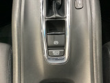 セレクトレバーの下に電子制御パーキングブレーキがあります。スイッチひとつで、停車した地点の傾斜などをシステムが検知・判断してブレーキ力を自動的に最適制御し、しっかり停車できるパーキングシステムです。