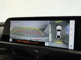 パノラミックビューモニター付きです。車両を上から見たような映像を画面に表示。運転席からの目視だけでは見にくい、車両周辺の状況をリアルタイムでしっかり確認できます。