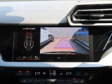 バックカメラ駐車時、後退時に後方を確認する事ができる安全快適装備になります映像だけでなくセンサーにより障害物の距離もドライバーに直感的に伝えてくれる機能になります。