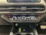 フルオートエアコンディショナーとなっております。運転席と助手席でそれぞれで温度設定ができますので、快適にドライブをすることができます。