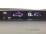 デジタル表示のスピードメーターとタコメーターを大きく配した見やすいメーター部になっています。左側のインフォメーション画面でオドメーターや燃費などの情報を確認できます。