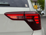 LEDテールランプ。後続車からの視認性が高まり、万一の追突の危険性を軽減。リヤビューを個性的に演出します。