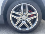 【アルミホイール】20インチのAMG5スポークアルミホイールを装着