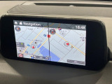 【マツダコネクトナビ】車内の雰囲気にマッチした一体型タイプのナビ。各種車輌設定やBluetooth再生等、様々な機能が楽しめます。直感的なダイヤル操作が可能で、使い勝手も良好です。