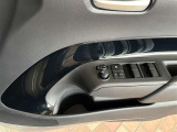 運転席側のパワーウィンドウスイッチです。収納もあります。