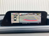360度ビューカメラを搭載。4方の小型カメラの映像を処理し、車両真上からの映像に変換しています。