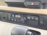 【オートエアコン】一度お好みの温度に設定すれば、車内の温度を検知し風量や温度を自動で調整。暑い&hellip;寒い&hellip;と何度もスイッチ操作をする必要はありません。快適な車内空間には必須の機能ですね♪