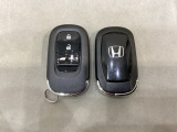 スマートキーを装備しています。鍵を差し込むことなくドアロックの開け閉めと、スタートボタン操作でのエンジンスタートができます。ボタン操作でトランクが開けられる電動テールゲートのボタンもついています。