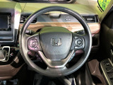 インテリアに合わせたデザインのステアリングは、運転される方のことも考え、運転しやすい形状、大きさです。是非一度、実際に触ってお確かめください。