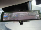 スマートルーミラー装備車両後方のカメラ映像をミラ-面に映し出すので、車内の状況や、天候などに影響されにくく、よりクリアな後方視界が得られます。