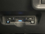 【ETC】有料道路を利用する際に料金所で停止することなく通過できる、ETC車載器(ノンストップ自動料金収受システム機器)が装備されています。セットアップを行うことで利用可能になります。