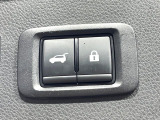 【パワーバックドア】スマートキーや運転席のボタンを押すだけでリアゲートが自動で開閉します!荷物を持っている時や、高い位置にあるバックドアを閉める際に便利な機能です♪