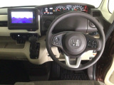 【ハンドル】運転にかかわる様々な操作を安全に行えるように視点移動が少なく操作性に配慮されたスイッチ類が凝縮されたコックピットです。