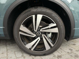 R-Line専用デザインの18インチアルミホイール(215/50R18)