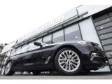 【BMWアロイホイール】軽量かつ強度に拘ったアロイホイール。走行性能ポテンシャルを引き出す設計。タイヤのサイドウォールが強化されたランフラットタイヤは、パンク時にタイヤがつぶれてもリムから外れません。