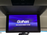 天井にリア席モニターが付いています。ナビゲーションで再生しているDVD等の映像を、後部座席の方にご覧いただくことができます。お子様にも大人気です。
