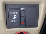 左側電動スライドドアは運転席からでも操作ができるように、ハンドル付近に開閉の操作スイッチが付いています。