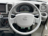 インテリアに合わせたデザインのステアリングは、運転される方のことも考え、運転しやすい形状、大きさです。是非一度、実際に触ってお確かめください。