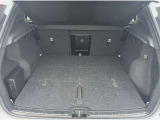 奥行きの広いトランクルームは荷物を固定するためのフックや12V電源を備えるなど、使い勝手にも配慮されています。