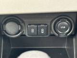 USBソケットは充電用が2口、オーディオ接続用が1口ございます。