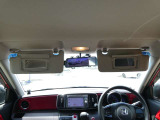 運転席にサンバイザー裏にはバニティミラーが備わっていますので、車の外に出る前にパパッと身だしなみをチェックすることができて便利ですよ♪