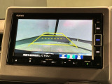 リバースギアに入れるだけで後方の表示へ切り替わります。夜間や雨の日の駐車も楽になりますよ。