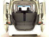 開口部も広く荷物の積み下ろしもしやすいお車となっております。シートの背もたれは5:5の割合で分割して可倒できるので、長いお荷物などを載せることもできます。