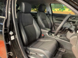 【合皮レザーシート】汚れのふき取りが容易でメンテナンスもが簡単な、機能性に優れる合成皮革を採用した上質なシートです。座り心地もよく、高級感あふれる心地良い車内空間を演出してくれます。
