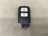 スマートキーを装備しています。鍵を差し込むことなくドアロックの開け閉めと、スタートボタン操作でのエンジンスタートができます。