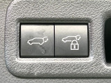 【パワーバックドア】スマートキーや運転席のボタンを押すだけでリアゲートが自動で開閉します!荷物を持っている時や、高い位置にあるバックドアを閉める際に便利な機能です♪