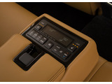 後席もVIP装備!後席センターコンソールの画像です!こちらのお車は、オーディオなども後席から操作出来るなど豪華!ゲストに喜んで頂ける装備ですね!