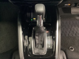 「e:HEV」は、モーター走行を中心にしながら電気エネルギーやエンジン動力を最も効率よく使い分けることができる賢いハイブリッドシステムです。サイドブレーキはスイッチ操作の電子制御パーキングブレーキです