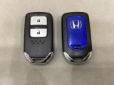 スマートキーを装備しています。鍵を差し込むことなくドアロックの開け閉めと、スタートボタン操作でのエンジンスタートができます。スペアキーも同じものを用意しております。