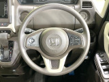 インテリアに合わせたデザインのステアリングは、運転される方のことも考え、運転しやすい形状、大きさです。是非一度、実際に触ってお確かめください。