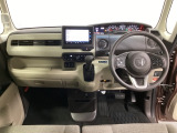 車内は光触媒抗菌消臭施工済です。インパネ周りはスタイリッシュなデザインで機能や装備も充実しています。グローブボックスやカップホルダーのほかにトレーなどたくさんの収納スペースが付いています。