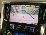【バックカメラ】駐車時に後方がリアルタイム映像で確認できます。大型商業施設や立体駐車場での駐車時や、夜間のバック時に大活躍!運転スキルに関わらず、今や必須となった装備のひとつです!