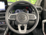 インテリアに合わせたデザインのステアリングは、運転される方のことも考え、運転しやすい形状、大きさです。是非一度、実際に触ってお確かめください。
