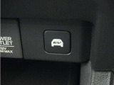 【EVスイッチ】静かに走りたい時に。ONにするとバッテリーからの電力を使い、モーターだけで走行。住宅街の走行でエンジン音を控えたい時などに便利です♪