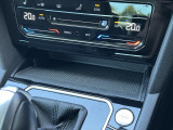 【3ゾーンフルオートエアコンディショナー】運転席・助手席・後席の3つのゾーンで温度などを独立して設定可能。内気とウインドーガラスの温度差や室内の湿度をモニターすることでフロントウインドウの曇り軽減
