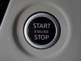 【プッシュスタート】キーが車内にあれば、エンジンの始動・停止はブレーキを踏んでスイッチを押すだけ!キーを取り出す手間を省き、ワンプッシュで操作するので簡単でスムーズ!