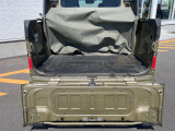 積み下ろしのしやすいデッキにはたっぷりと荷物を積み込んでいただけます。遊びから仕事まで、様々なシーンで頼れます♪