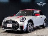 MINI JCW メルティングシルバー☆弊社元デモカー☆Oパッケージ☆電動シート☆ハーマンカードンスピーカー☆全周囲カメラ☆プライバシーガラス☆ステアリングヒーター☆シートヒーター☆JCW18インチアロイホイール