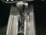 CVT車のセレクトレバーです。低速から高速まで、変速ショックのないスムーズな走りと、エンジン効率のよい領域を維持して燃費にも貢献します。