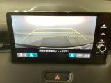 【バックカメラ】運転が苦手な方も車庫入れラクラクです!ギアをリバースに入れれば自動的に切り換わりますので、面倒な操作は不要です♪狭い駐車場もお車を傷つけず安心ですね!