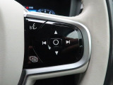 【ステアリングスイッチ】運転中、前方から目線をそらさずにオーディオ等の操作ができるよう、適切に配置されたスイッチ類。安心&快適なドライブを演出してくれる便利な機能です。